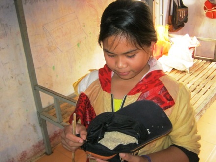 Do hết gạo nên em Hòa phải mượn tạm bạn bè