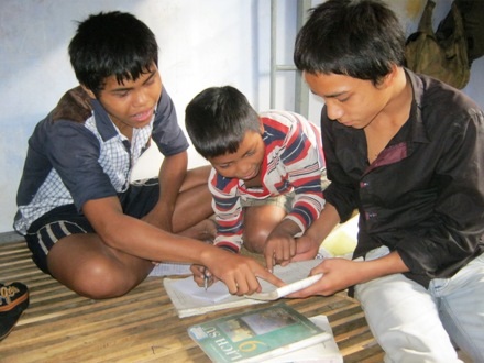 Ở bán trú, các em được sinh hoạt tập trung và có thể giúp nhau trong học tập