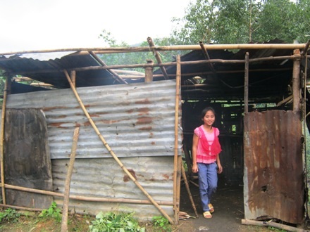 Căn bếp nhỏ đã bị hư hỏng, tốc mái sau cơn bão vừa rồi mà vẫn chưa được sửa chữa