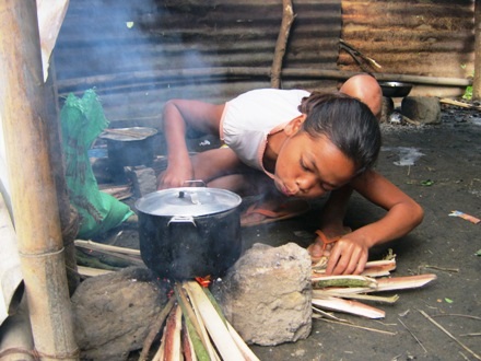 Em Hồ Thị Vừa đang lúi húi thổi cơm
