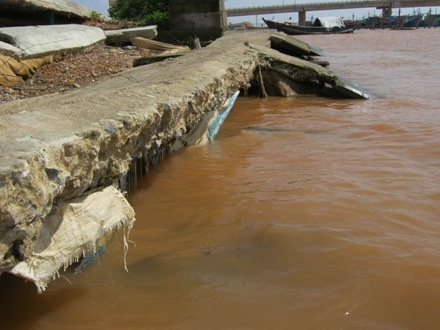 Nhiều nơi bị nước biển khoét sâu để lại các mảng bê tông trơ trọi