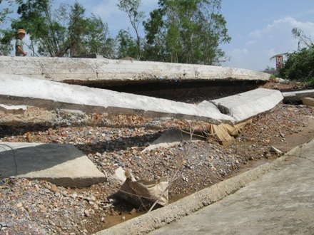 Nhiều khối bê tông chịu lực bị sóng biển đánh gãy