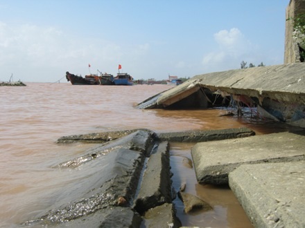 Rất nhiều mảng bê tông bị dịch chuyển, trôi tuột xuống mép sông.