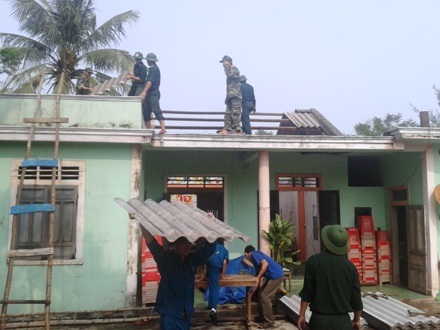 Một tháng sau bão, nhiều mái nhà vẫn trơ trọi! - 5 Các cán bộ, chiến sĩ Đồn Biên phòng 200 giúp người dân khắc phục hậu quả của bão