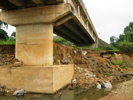 Móng cầu Sê Păng Hiêng bị nước xoáy sâu, sạt lở nghiêm trọng 