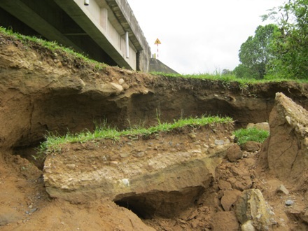 Sạt lở nghiêm trọng dưới chân cầu