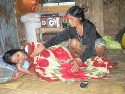 Từ ngày con mất, chị Rai chỉ nằm một chỗ, bỏ ăn uống