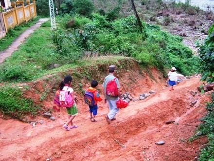 Không thể lội qua sông, suối về mùa mưa, học sinh phải chọn cách băng rừng để đến lớp.