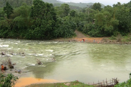 Về mùa mưa, con nước ở thượng nguồn sông Bến Hải cứ chảy cuồn cuộn, rất nguy hiểm
