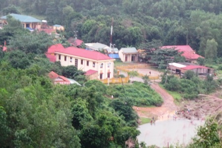 Để đến được trung tâm, học sinh phải đi qua nhiều con suối sâu, hung dữ.