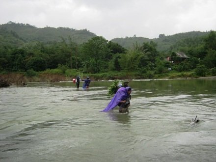 Lội suối “nuôi” con chữ giữa ngút ngàn Trường Sơn