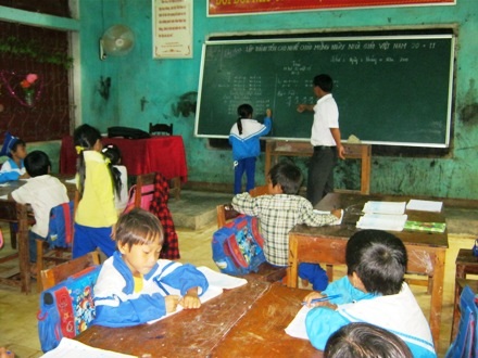 Để đến được trường, các em học sinh Vĩnh Ô phải thường xuyên băng đèo, lội suối.