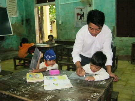 Học sinh phải học tập trong những căn phòng đã xuống cấp, dột nát.