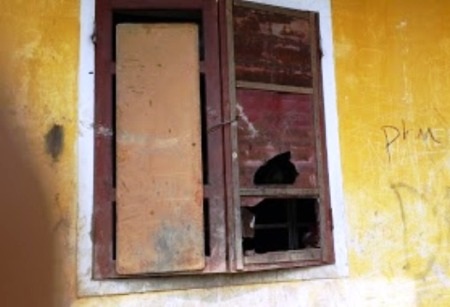 Hơn 100 học sinh chen chúc trong nhà bán trú xuống cấp - 4 Cửa đã bị hư hỏng...