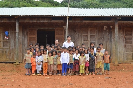 13 năm cắm bản gieo chữ cho học trò vùng cao - 2 Thầy Vân và học trò tại điểm trường A Sâu.