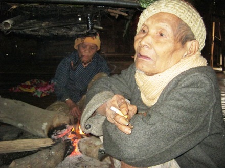 Đứa cháu nội, niềm vui tuổi già của cụ mới tròn 6 tháng tuổi cũng bắt chước cụ mân mê khèn bè