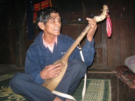 Đứa cháu nội, niềm vui tuổi già của cụ mới tròn 6 tháng tuổi cũng bắt chước cụ mân mê khèn bè