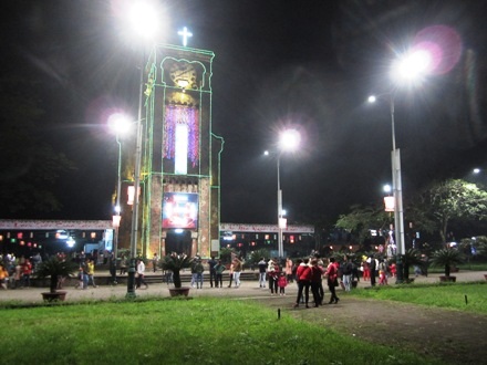 Hàng ngàn người dân đã đi đón Noel từ rất sớm