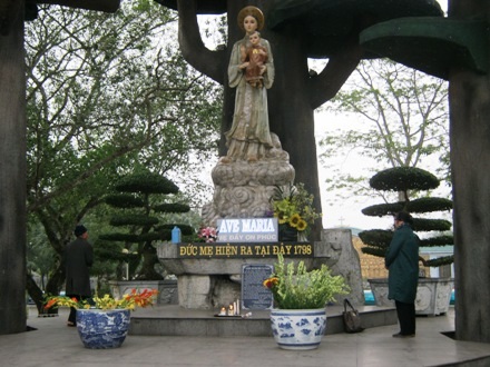 Khách hành hương tại Thánh địa La Vang (Ảnh: Đăng Đức).