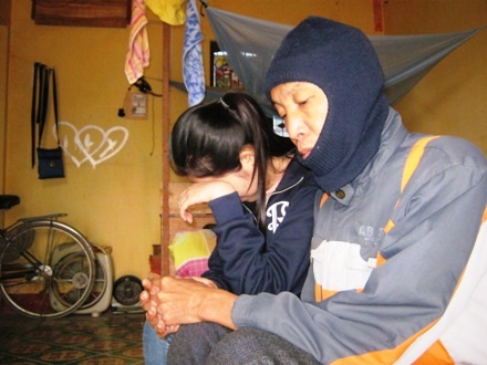 Bệnh tình của cha đã chuyển sang giai đoạn khá trầm trọng nhưng Như cũng không biết làm gì hơn