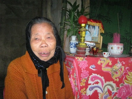 Bà Thuấn rất thương con, thương cháu nhưng vì già, yếu nên không giúp gì được