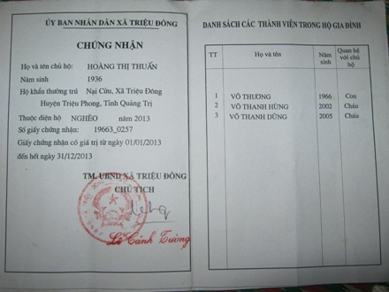 Giấy chứng nhận gia đình bà Thuấn, anh Thương thuộc hiện nghèo
