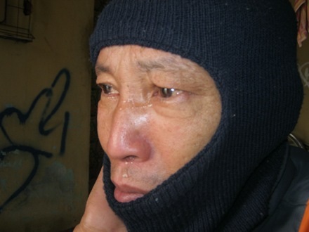 Những giọt nước mắt đã rơi trên gò má của người đàn ông đang cận kề cái chết...