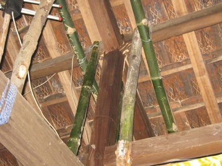 Mái nhà đã bị mối tấn công nên anh Thương phải dùng thân tre để gia cố