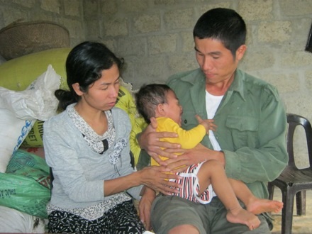 Trong vòng tay cha, mẹ, bé Quân khóc thét trong đau đớn