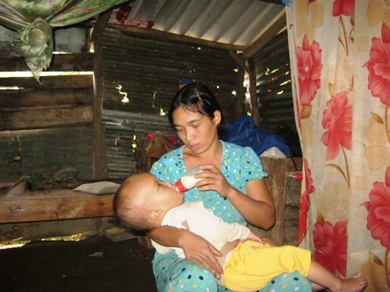 Chị Thương cho biết, cháu vẫn uống sữa được nhưng đêm đến là khóc lóc, la hét