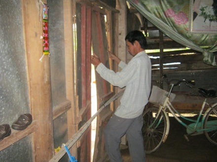 Anh Thanh sửa lại cánh cửa nhà đã bị hư hỏng