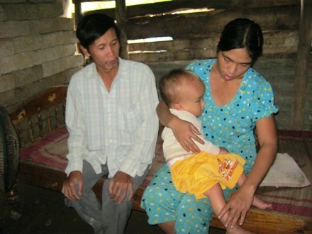 Bé trai bị não úng thủy thoi thóp sự sống từng ngày