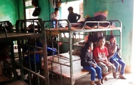 Hơn 100 học sinh chen chúc trong nhà bán trú xuống cấp - 9 Em Hồ Thị Thê xem lại bài học buổi chiều