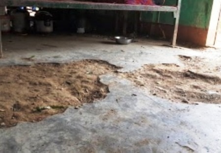 Hơn 100 học sinh chen chúc trong nhà bán trú xuống cấp - 5 Nền trong phòng, ngoài hành lang đã bị bong tróc