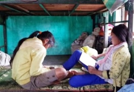 Hơn 100 học sinh chen chúc trong nhà bán trú xuống cấp - 8 Em Hồ Thị Thê xem lại bài học buổi chiều