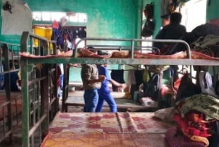 Hơn 100 học sinh chen chúc trong nhà bán trú xuống cấp - 2 Học sinh phải sống trong môi trường chật hẹp, ẩm thấp