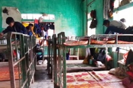 Hơn 100 học sinh chen chúc trong nhà bán trú xuống cấp - 3 Học sinh phải sống trong môi trường chật hẹp, ẩm thấp
