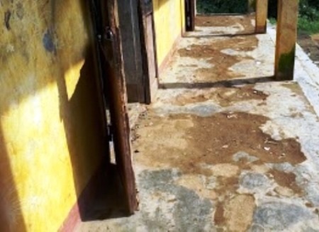 Hơn 100 học sinh chen chúc trong nhà bán trú xuống cấp - 6 Nền trong phòng, ngoài hành lang đã bị bong tróc