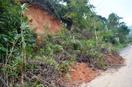Những điểm sạt lở này gây nguy hiểm cho người và phương tiện tham gia giao thông