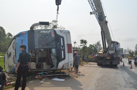 Xe khách lao xuống hố, 16 người nhập viện - 3 Chiếc xe khách đã được cẩu lên mặt đường