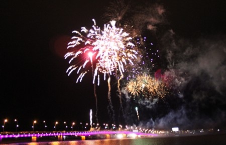 Những màn pháo hoa rực rỡ trên bầu trời Đồng Hới, Quảng Bình (Ảnh: Hồng Ngọc)