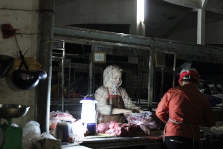 Những quầy thịt mở bán sớm hơn thường ngày để phục vụ nhu cầu người mua