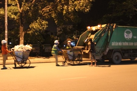 Các chị lao công tranh thủ hoàn thành nốt công việc của đêm