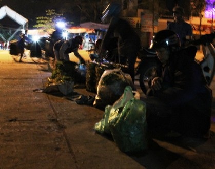 Phiên chợ đêm ngày cận Tết tấp nập kẻ bán, người mua