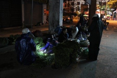 Những quầy thịt mở bán sớm hơn thường ngày để phục vụ nhu cầu người mua