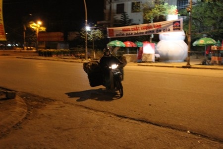 Một chị đang đưa hàng đến chợ