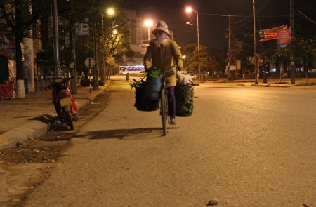 Một chị đi xe đạp lo lắng vì đến muộn