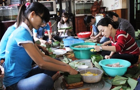 Bánh chưng truyền thống không thể thiếu nhân thịt mỡ và đậu xanh