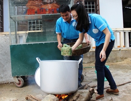 Công đoạn đưa bánh vào nấu chín