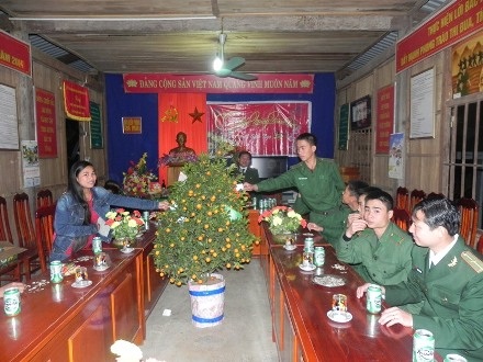 Đồn Biên phòng Ra Mai đón Giao thừa cùng bà con dân bản